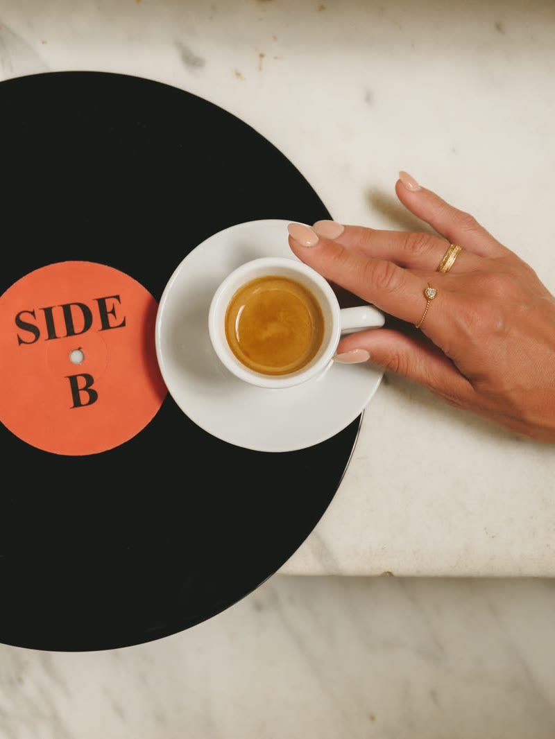 Plaat met koffie en hand